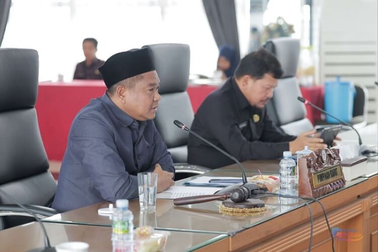 Wakil Ketua DPRD Kalsel, H. Kartoyo memimpin rapat tindaklanjut hasil evaluasi Kemendagri Pertanggungjawaban APBD 2025 bersama Tim TAPD Pemprov Kalsel. (Dok: Istimewa)