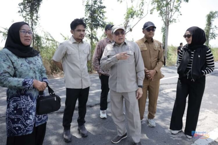 Komisi I DPRD Kalsel saat meninjau karhutla di Desa Sungai Kupang, Kecamatan Kandangan, Kabupaten HSS. (Dok: DPRD Kalsel)