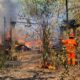 Anggota BPBD Tapin melakukan pemadaman terhadap sebuah rumah di Kelurahan Rangda Malingkung yang terbakar. (Dok: Istimewa)