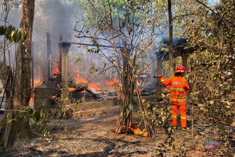 Anggota BPBD Tapin melakukan pemadaman terhadap sebuah rumah di Kelurahan Rangda Malingkung yang terbakar. (Dok: Istimewa)