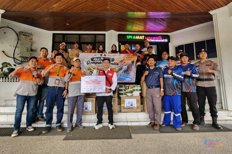 CSR Section Head PT AGM Widharto Ali menyerahkan bantuan 15 ribu masker secara simbolis kepada Ketua PMI Kabupaten HSS, Salahuddin. (Dok: Narasi Publik)