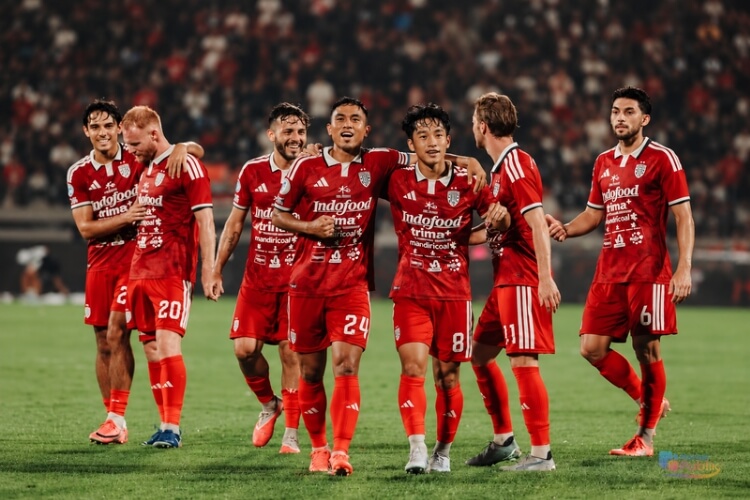 Pemain Bali United melakukan selebrasi usai mencetak gol ke gawang Isenmulang Kalteng FC di Stadion Kapten I Wayan Dipta pada lanjutan Super League 2026-2027. (Dok: Bali United)