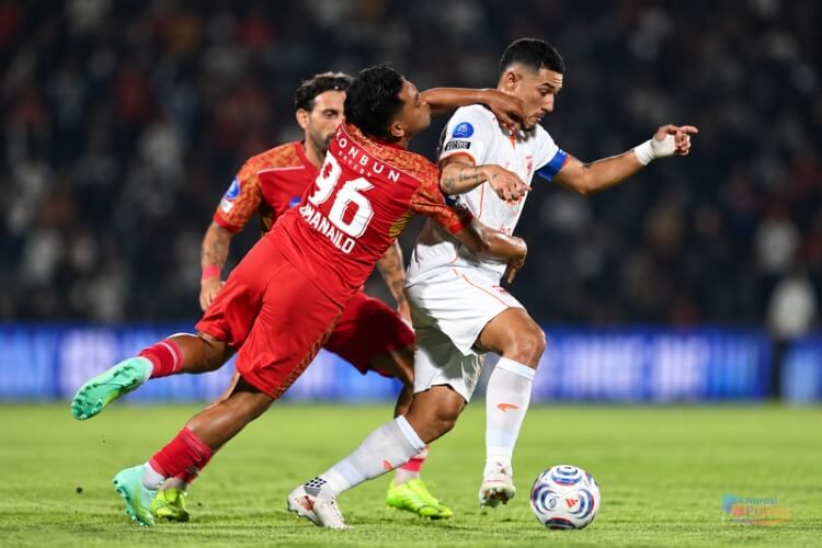 Duel pemain Persijap Jepara dan Borneo FC saat merebut si kulit bundar pada pekan kedua Super League 2026/2027 di Stadion Gelora Bumi Kartini. (Dok : Borneo FC)