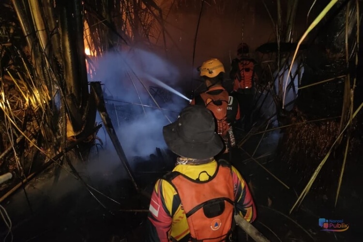 Tim gabungan berupaya memadamkan karhutla yang membakar semak pepohonan di Desa Batalas dan Desa Teluk Haur, Kecamatan Candi Laras Utara, Kabupaten Tapin. (Dok: BPBD Tapin)