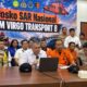 Mengub Dudy Purwaghandy saat memberikan keterangan di Posko SAR KM Virgo Transport 8 di Pelabuhan Trisakti Banjarmasin. (Dok: Narasi Publik)