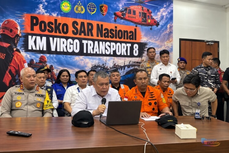 Mengub Dudy Purwaghandy saat memberikan keterangan di Posko SAR KM Virgo Transport 8 di Pelabuhan Trisakti Banjarmasin. (Dok: Narasi Publik)