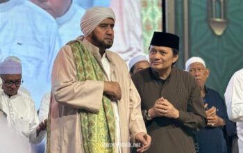 Habib Syech dan Wakil Gubernur Hasnuryadi Sulaiman saat mengikuti Sholawat dan Peringatan Maulid Nabi Muhammad SAW di Asam-Asam, Kabupaten Tanah Laut. (Dok: Narasi Publik)