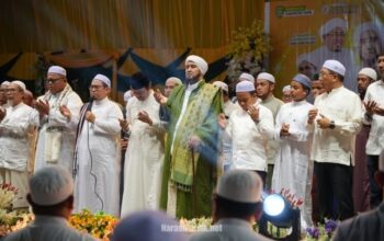 Bupati Tapin H Yamani dan Wakil Bupati H Juanda mengikuti Salba Bersolawat bersama Habib Syech. (Dok: Prokopim Tapin)