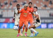 Brace Denilson Junior Bawa Dewa United Taklukkan Borneo FC 3-1 di Segiri Samarinda