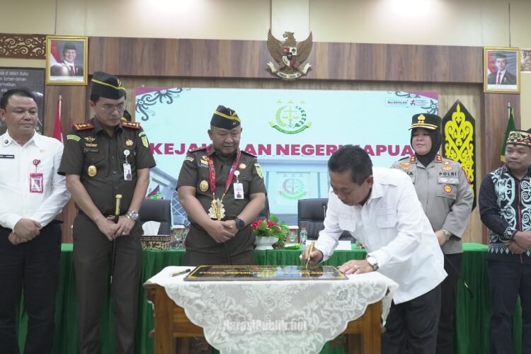 Bupati Kapuas HM Wiyatno menandatangani prasasti peresmian rumah dinas baru Kejari Kapuas. (Dok: Istimewa)