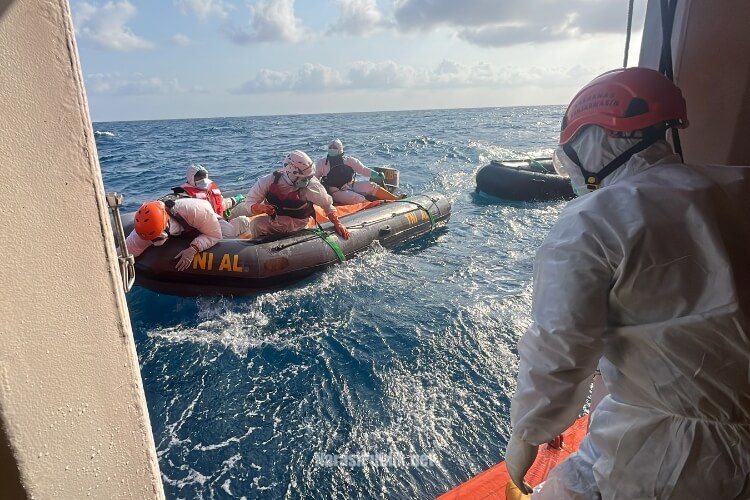 Proses evakuasi korban KM Virgo Transport 8 yang berhasil ditemukan di Perairan Laut Jawa oleh Tim SAR Gabungan. (Dok: Basarnas)