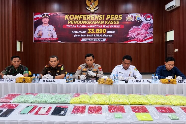 Kapolres Tapin AKBP Weldi Rozika memimpin konferensi pers pengungkapan kasus tindak pidana narkotika jenis ekstasi. (Dok: Istimewa)