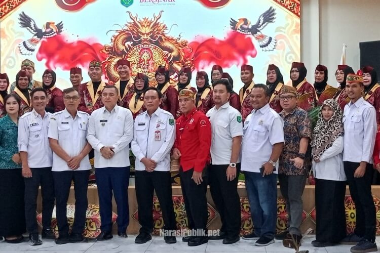 Wabup Kapuas Dodo berfoto bersama usai mengukuhkan pengurus Perkumpulan Banama Ekonomi Kreatif Kabupaten Kapuas masa bakti 2026-2031. (Dok: Narasi Publik)