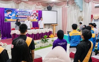 Kepala Diskominfo Tapin, Wahyudi Pranoto membuka Pelatihan AI dan Jurnalistik bagi pelajar. (Dok: Istimewa)