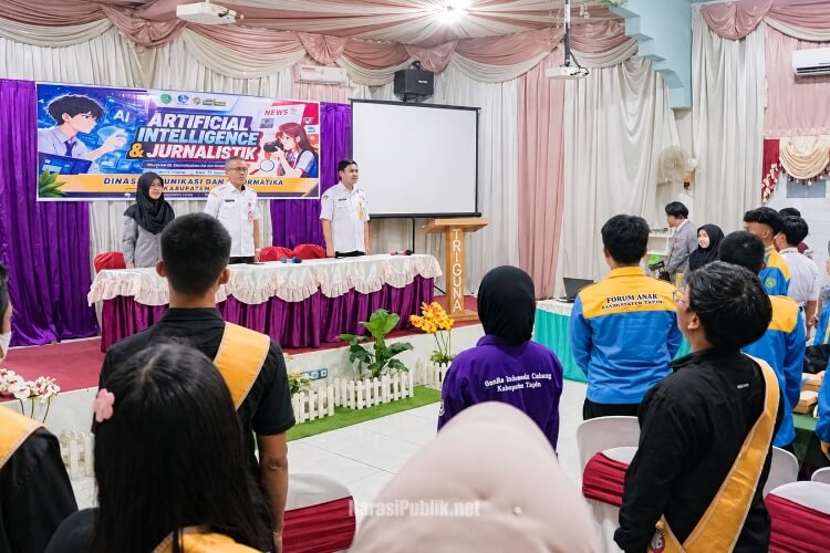 Kepala Diskominfo Tapin, Wahyudi Pranoto membuka Pelatihan AI dan Jurnalistik bagi pelajar. (Dok: Istimewa)