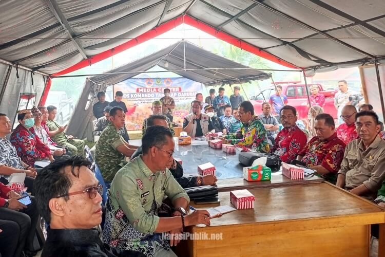 Rapat evaluasi penanganan Karhutla yang dipimpin Sekda Kapuas Usis I Sangkai di Halaman BPBD Kapuas. (Dok: Narasi Publik)