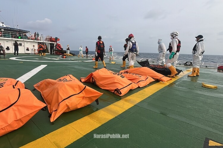 Sejumlah jasad penumpang KM Virgo Transport 8 yang berhasil dievakuasi ke KN SAR Pacitan sebelum diterbangkan menuju Banjarmasin. (Dok: Basarnas)