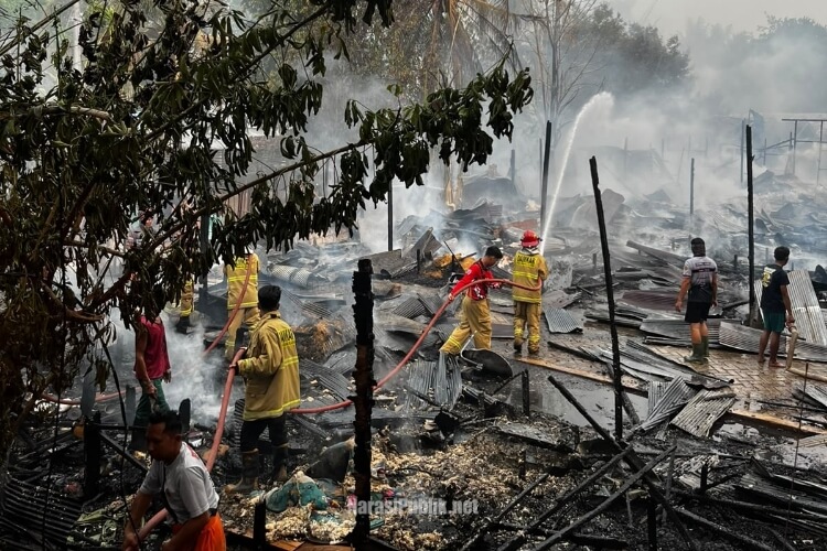 Tim pemadam gabungan berjibaku memadamkan kobaran api yang menghanguskan lima rumah di Desa Gumbil, Kecamatan Telaga Langsat. (Dok: Damkar HSS)