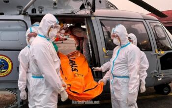 Tim SAR gabungan melakukan evakuasi korban KMP Virgo Transport 8 menggunakan helikopter. (Dok: Basarnas)