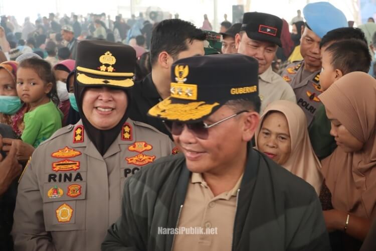 Kapolres Kapuas AKBP Rina Perwitasari mendampingi Gubernur Kalteng dalam penyerahan bantuan sosial bagi warga terdampak karhutla di Kabupaten Kapuas. (Dok: Istimewa)