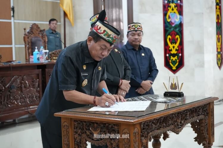 Bupati Kapuas HM Wiyatno didampingi Pimpinan DPRD Kapuas menandatangani berita acara pengesahan Perda tentang Perubahan APBD TA 2026. (Dok: Istimewa)