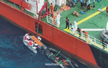 Tim SAR gabungan melakukan evakuasi terhadap lima korban KMP Virgo Transport 8 dari bangkai kapal. (Dok: Basarnas)