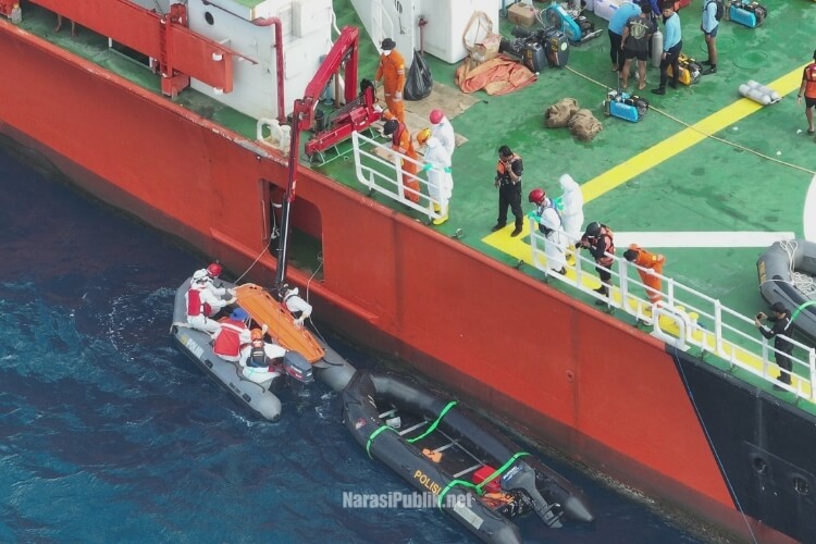 Tim SAR gabungan melakukan evakuasi terhadap lima korban KMP Virgo Transport 8 dari bangkai kapal. (Dok: Basarnas)