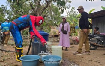 Kadis Pertanian dan Ketahanan Pangan Kalsel menyalurkan air bersih di Desa Palam menggunakan kostum Spiderman. (Dok: MC Kalsel)