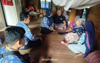 Camat Simpur Aulia Sofi Azmi bersama Kepala Desa Wasah Hilir Pelda (Purn) Fazakkir Rahmad menyambangi warga yang menjadi korban musibah kebakaran. (Dok: Istimewa)