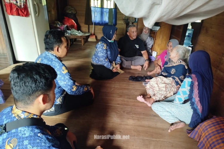 Camat Simpur Aulia Sofi Azmi bersama Kepala Desa Wasah Hilir Pelda (Purn) Fazakkir Rahmad menyambangi warga yang menjadi korban musibah kebakaran. (Dok: Istimewa)