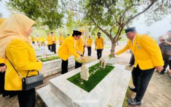 Ketua DPD Partai Golkar Kalsel, Hasnuryadi Sulaiman memimpin prosesi tabur bunga di makam pahlawan dan tokoh senior Golkar. (Dok: Narasi Publik)