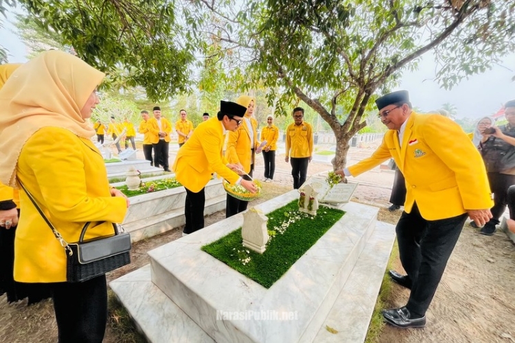 Ketua DPD Partai Golkar Kalsel, Hasnuryadi Sulaiman memimpin prosesi tabur bunga di makam pahlawan dan tokoh senior Golkar. (Dok: Narasi Publik)