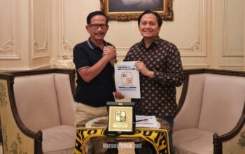 Coach Djadjang Nurdjaman bersama Owner PS Barito Putera Hasnuryadi Sulaiman usai melakukan penandatanganan kontrak kerjasama
