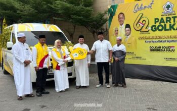 Hasnuryadi Sulaiman bersama Bambang Heri Purnama menyerahkan secara simbolis mobil operasional kepada pengurus DPD Golkar Kalsel. (Dok: Narasi Publik)