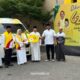 Hasnuryadi Sulaiman bersama Bambang Heri Purnama menyerahkan secara simbolis mobil operasional kepada pengurus DPD Golkar Kalsel. (Dok: Narasi Publik)