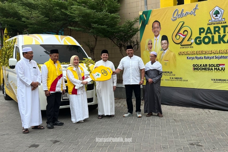 Hasnuryadi Sulaiman bersama Bambang Heri Purnama menyerahkan secara simbolis mobil operasional kepada pengurus DPD Golkar Kalsel. (Dok: Narasi Publik)