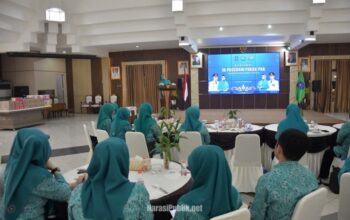 Ketua TP PKK HSS Hj Mustaidah Syafrudin Noor menerima kunjungan pembinaan dan evaluasi dari TP PKK Provinsi Kalsel di Pendopo Bupati HSS. (Dok: Prokopim HSS)