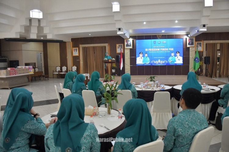 Ketua TP PKK HSS Hj Mustaidah Syafrudin Noor menerima kunjungan pembinaan dan evaluasi dari TP PKK Provinsi Kalsel di Pendopo Bupati HSS. (Dok: Prokopim HSS)