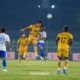 Pemain Bhayangkara Presisi Lampung FC dan PSIM Yogyakarta beradu berebut bola dalam lanjutan pekan keenam Super League 2026/2027. (Dok: Istimewa)
