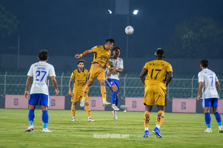 Pemain Bhayangkara Presisi Lampung FC dan PSIM Yogyakarta beradu berebut bola dalam lanjutan pekan keenam Super League 2026/2027. (Dok: Istimewa)