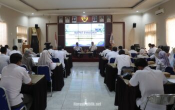 Wakil Bupati HSS H. Suriani memimpin Rapat Evaluasi PAD dan Retribusi Daerah Triwulan III di Aula BPKPD HSS. (Dok: Prokopim HSS)