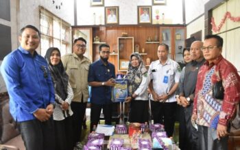 Kabid Persandian Diskominfosantik Kapuas Hellya Seniawati menerima kunjungan anggota Komisi I DPRD Kabupaten Kotabaru, Kalimantan Selatan. (Dok: Istimewa)
