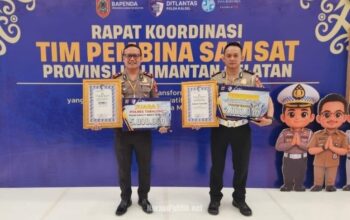 Kasat Lantas Polres Tabalong AKP Oki Hermawan bersama anggotanya memperlihatkan piagam penghargaan dari Polda Kalsel. (Dok: Istimewa)