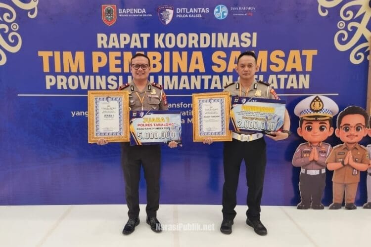 Kasat Lantas Polres Tabalong AKP Oki Hermawan bersama anggotanya memperlihatkan piagam penghargaan dari Polda Kalsel. (Dok: Istimewa)