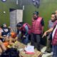 Anggota Satresnarkoba Polres Kapuas melakukan pemeriksaan sampel urine milik sejumlah warga yang berada di lokasi rawan. (Dok: Polres Kapuas)