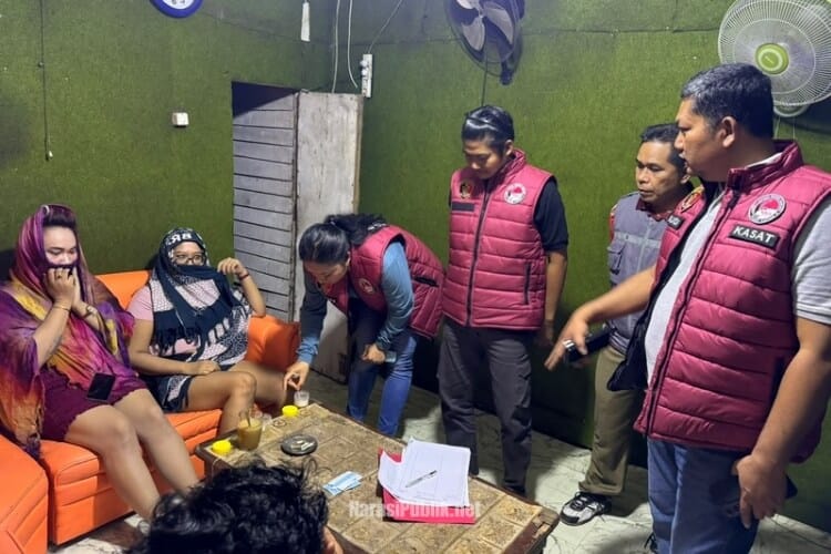 Anggota Satresnarkoba Polres Kapuas melakukan pemeriksaan sampel urine milik sejumlah warga yang berada di lokasi rawan. (Dok: Polres Kapuas)