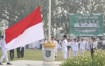 Pengibaran bendera Merah Putih pada kegiatan Upacara Peringatan Hari Santri Nasional 2026 di Kandangan. (Dok: Istimewa)