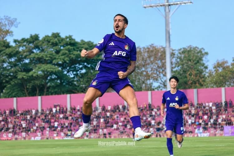 Pemain Persik Kediri, Ernesto Gomez melakukan selebrasi usai mencetak gol ke gawang PSS Sleman. (Dok: Istimewa)