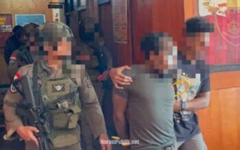 Pelaku KK digiring oleh anggota Satgas ODC dan Polres Puncak Jaya. (Dok: Humas Satgas ODC)