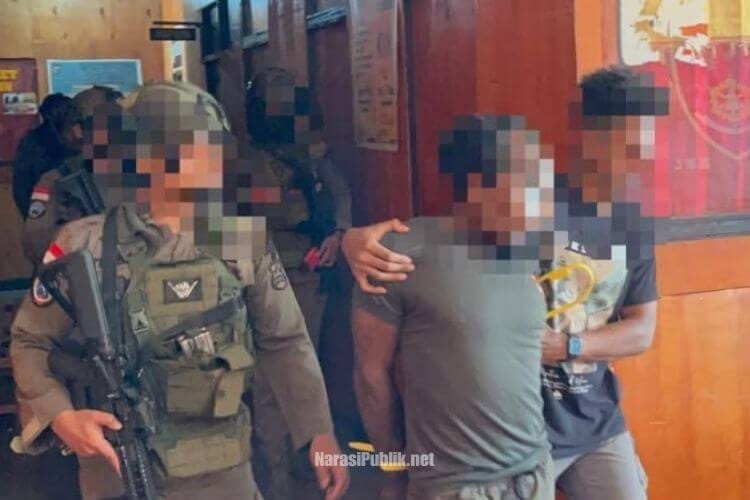 Pelaku KK digiring oleh anggota Satgas ODC dan Polres Puncak Jaya. (Dok: Humas Satgas ODC)